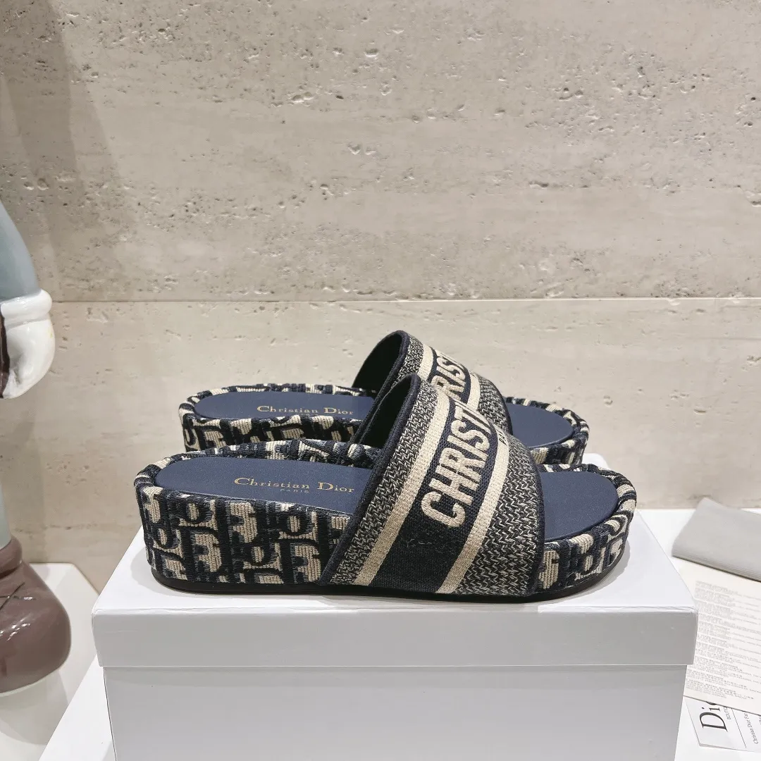 👟👟Ex-factory price 400👟👟 Women's shoes, women's clothing DIOR Dior early spring new letter rust thick-soled slippers▪️ ✅What we sell is sheepskin foot pads~ ✅Reject the low-priced version in the market❌ ✅High-end quality, welcome to inspect and compare with three 👏 ✅Beautiful wedge-heeled thick-soled slippers, which make the feet slimmer and longer than the flat bottoms ✅The benefits for petite girls are here❤️ ✅It is also a must-have for daily travel and home. You can wear it however you like regardless of the occasion. The color is super beautiful! No need to worry about any dress code ✅The outsole is designed with a non-slip and wear-resistant backing, so you don’t have to worry about rain on rainy days 👉Size: 34-40 yards (custom-made sizes 34, 40 and 41 are non-refundable)